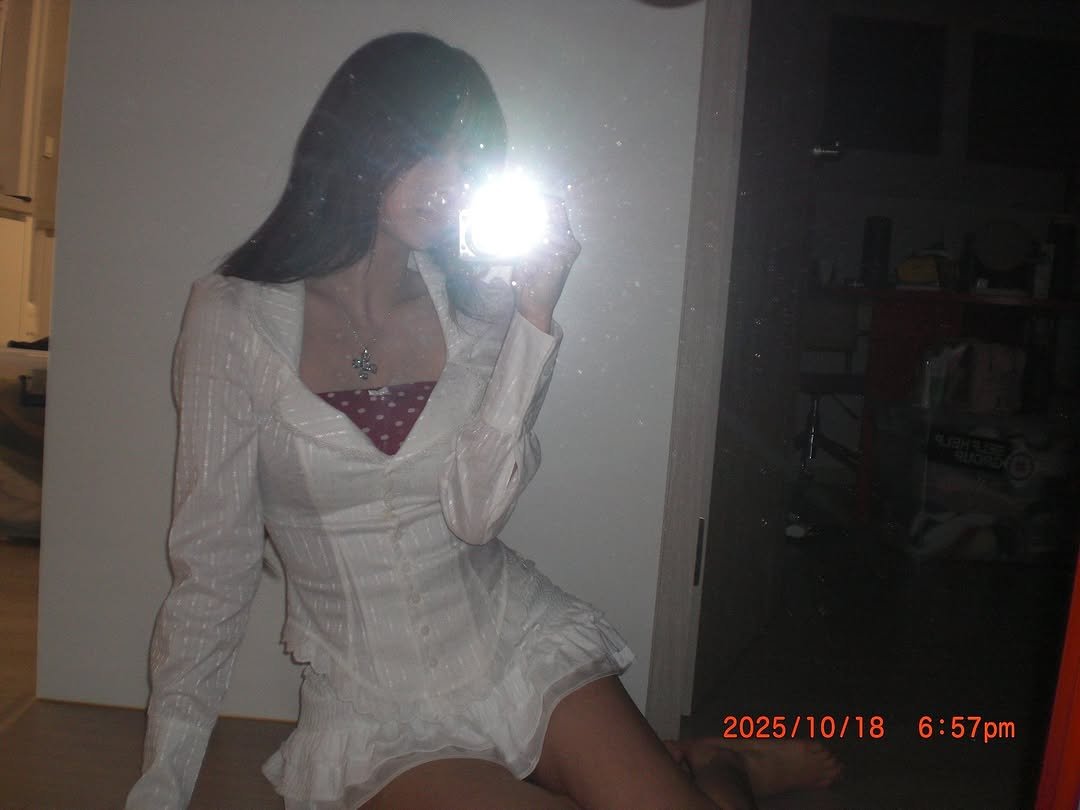 Photo by 츄 on October 28, 2025. May be an image of mirror and text.