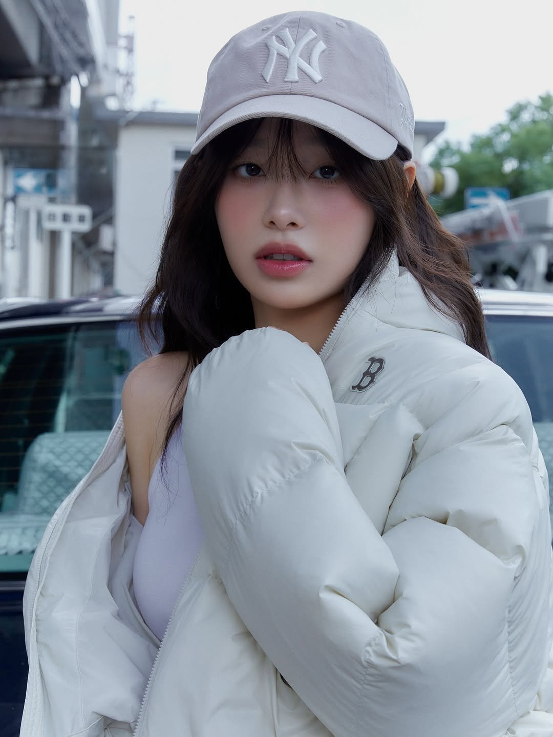 Photo shared by 츄 on October 20, 2025 tagging @dazedkorea, @mlbkorea, and @mlb.korea. May be an image of duffle coat, goosedown coat, hat, top, parka, flight jacket and text.