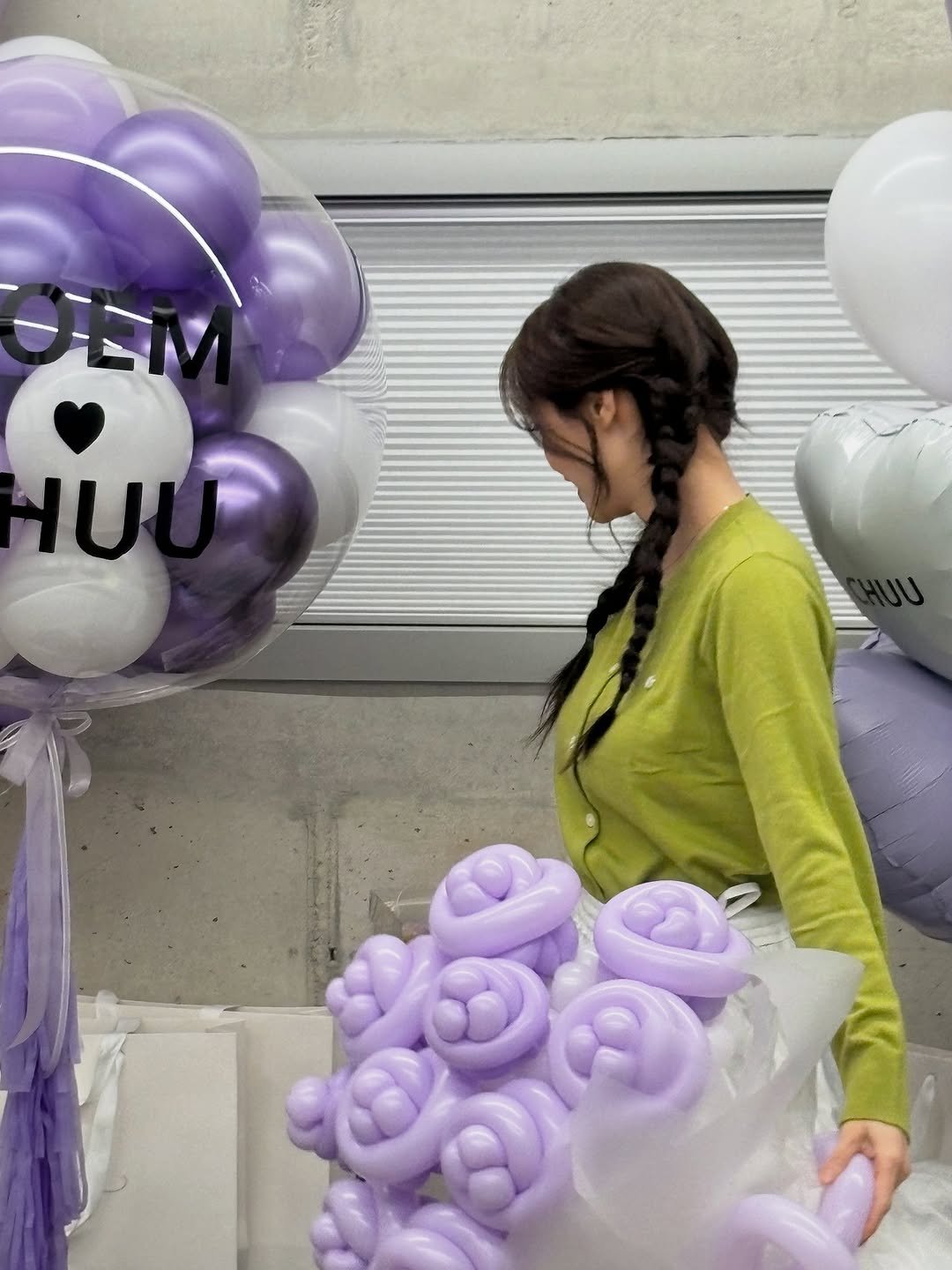 Photo by 츄 on October 21, 2025. May be an image of one or more people, braids, balloon and text that says 'HUU IU'.