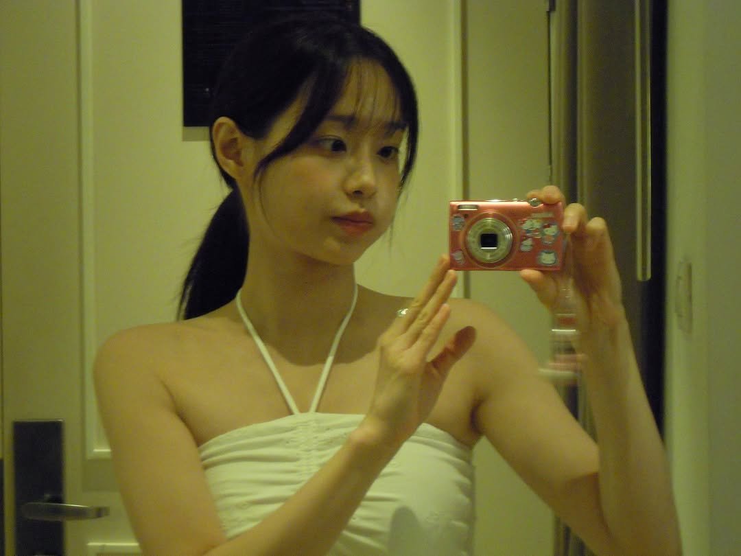 Photo by 츄 on October 02, 2025. May be a selfie of one or more people, hair, bra, mirror and text.
