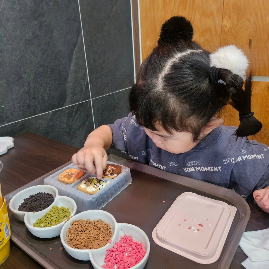 Photo by 혜진 on November 09, 2025. May be an image of child, childrens toy, lego and text.