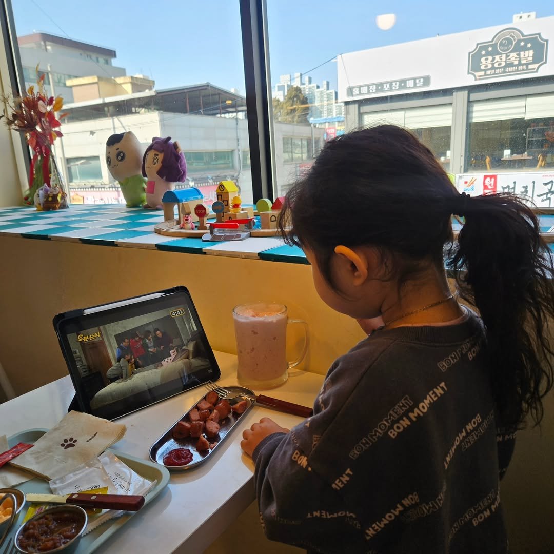 Photo by 혜진 on February 21, 2026. May be an image of studying, tablet, chopsticks and text.