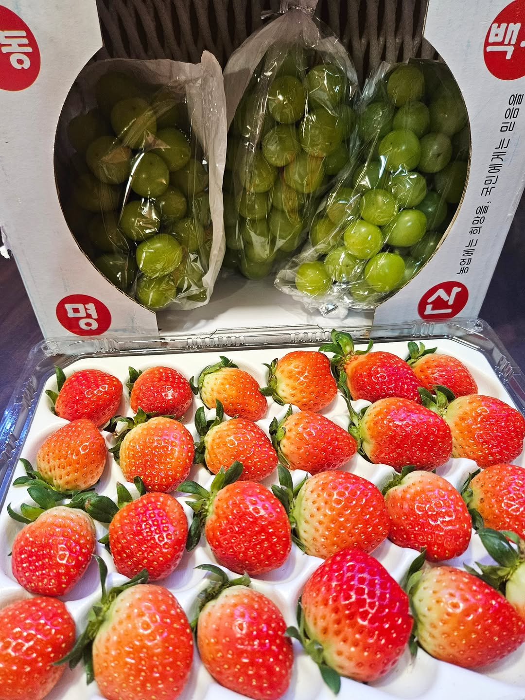 Photo by 혜진 on December 18, 2025. May be an image of ‎strawberry, fruit cocktail and ‎text that says '‎IHO 백 Ια 010 010 일 국민에게는 040 희망을, የብሀቶ 三0玉 12 명 - ום‎'‎‎.