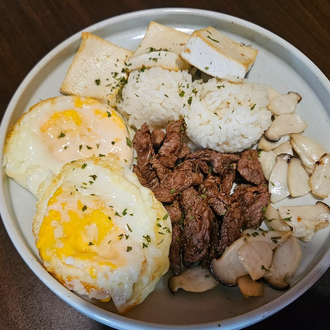 Photo by 혜진 on September 25, 2025. May be an image of tofu, egg yolk, steak, poached egg, rice and text.