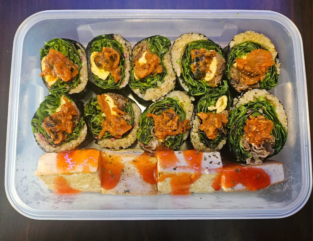Photo by 혜진 on September 24, 2025. May be an image of sushi, tofu, seaweed, rice, soy sauce and text.