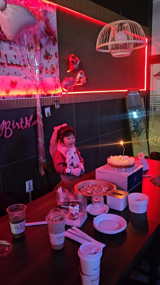 cing001 게시물 이미지: #생일파티🎂 

우리 아가 생일 진짜 끝💟

진수성찬에 케이크 초 불고
선물들까지...