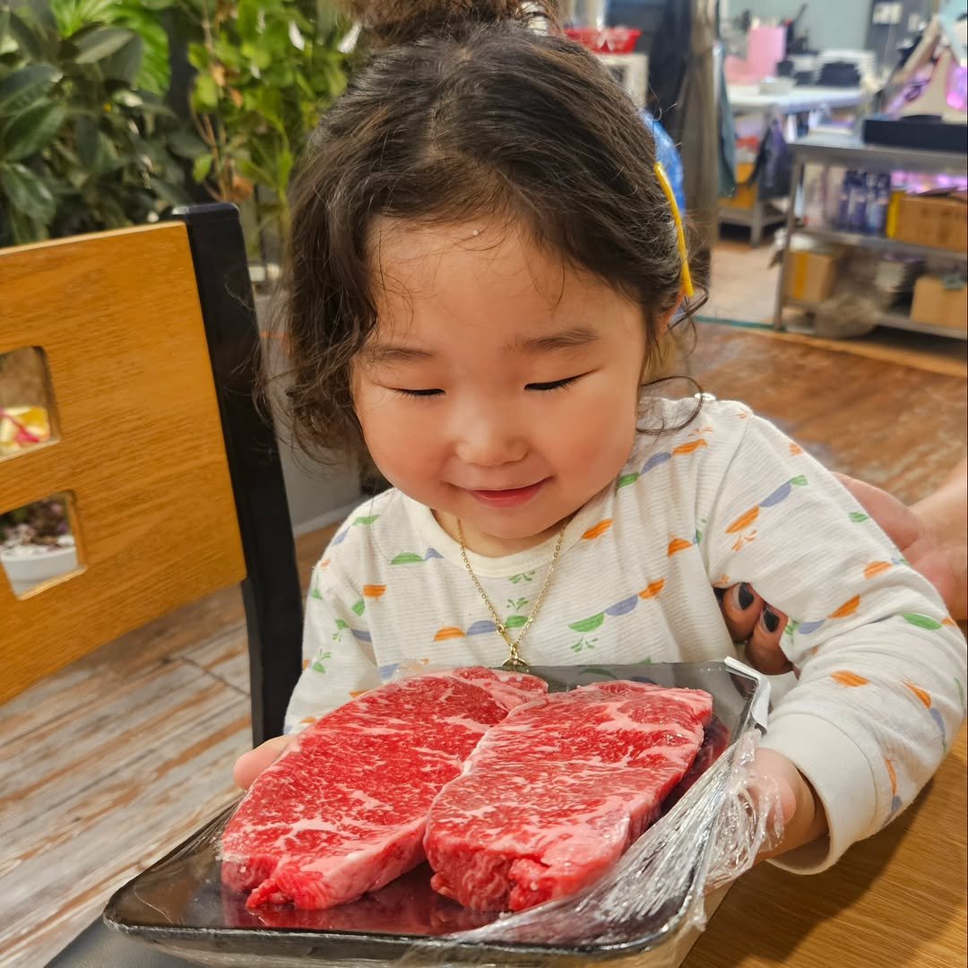 Photo by 혜진 on July 20, 2025. May be an image of 1 person, steak, beef, fillet and text.
