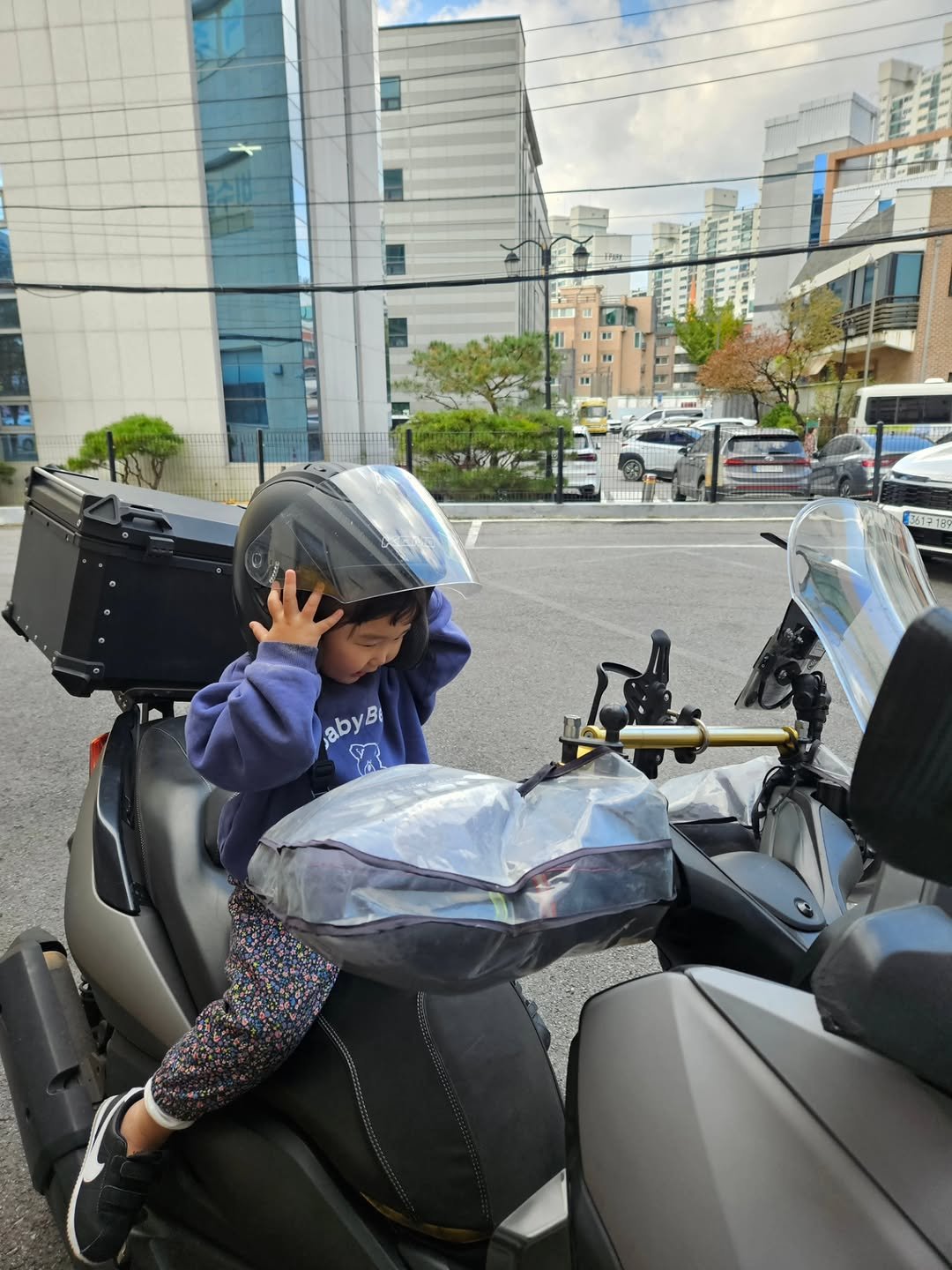 Photo by 혜진 on November 02, 2025. May be an image of motorcycle, helmet, scooter and text that says '561718 ,abyBi abyB'.