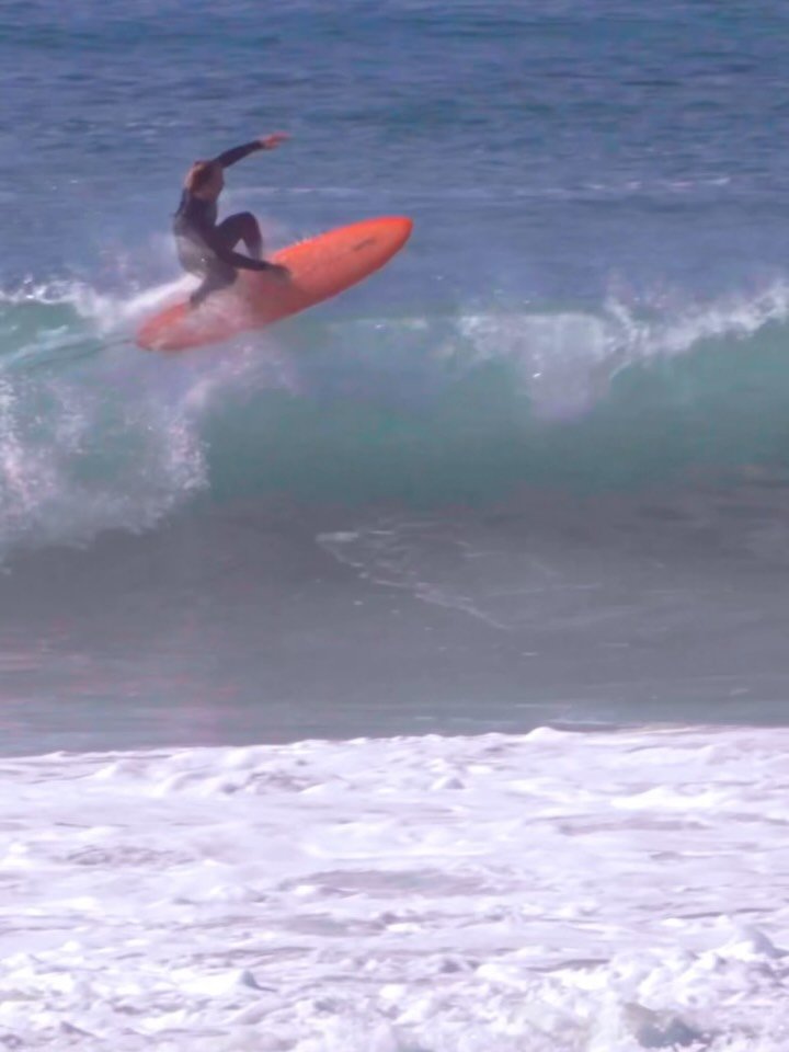 cisurfboards 게시물 이미지: @gato_son head dips on a custom Mid Twin

6’8...