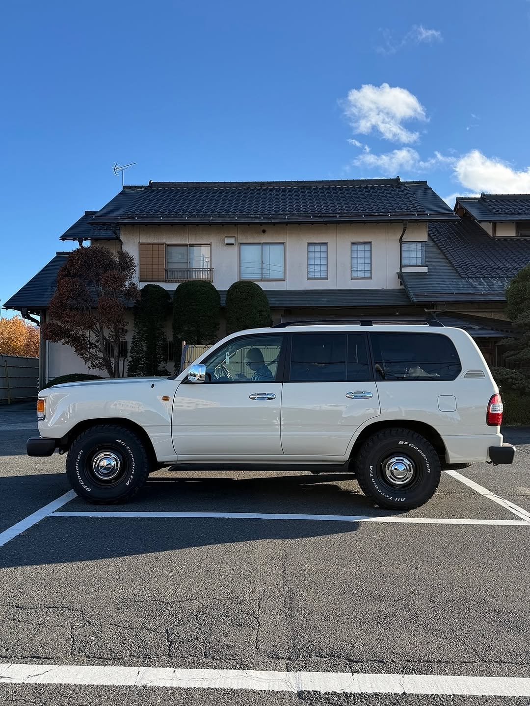 Photo by 神谷悠太 たまプラーザ /頭皮につけない/ゼロテクブリーチ/ハイトーンカラー on November 20, 2025. May be an image of minivan, car and text.