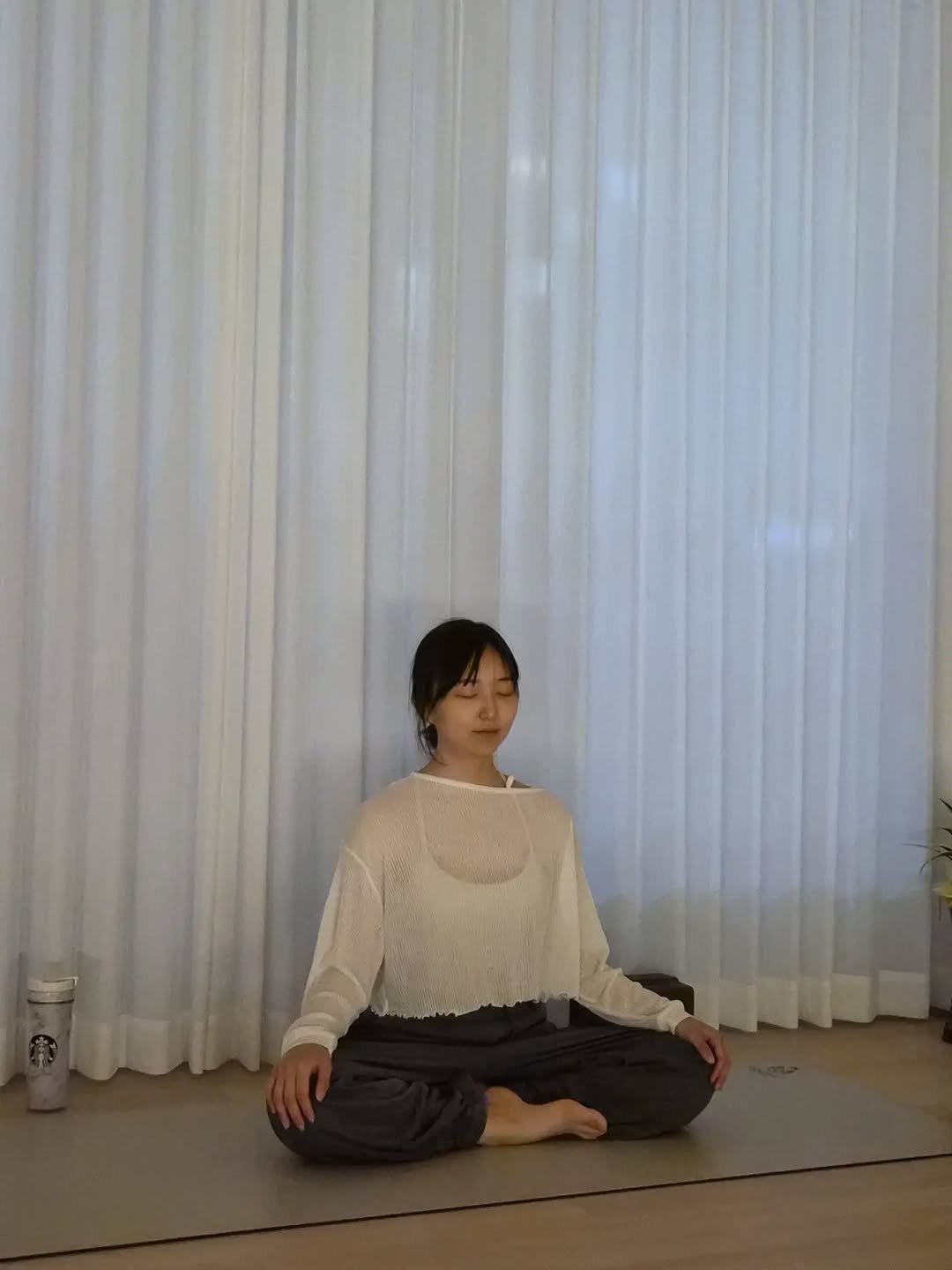 clarity.yoga.seoul 게시물 이미지: 단선생님의 시그니처,
‘딥슬립요가’에요 🌙
⠀
하루에 쌓인 피로를
골반, 어깨...