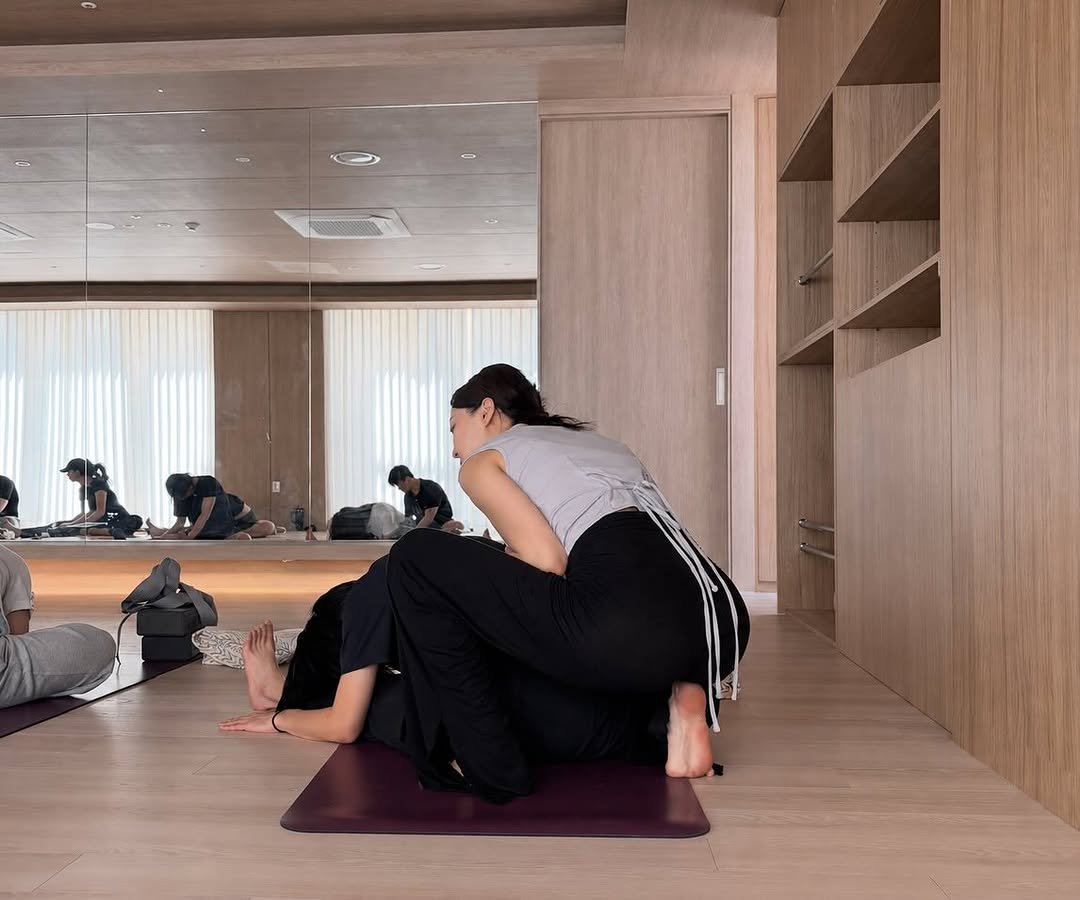 clarity.yoga.seoul 게시물 이미지: ⠀
애정을 담은 손길들로 수련의 깊이를 더해보아요💌시간을 쌓아 무르익은 과정 그...
