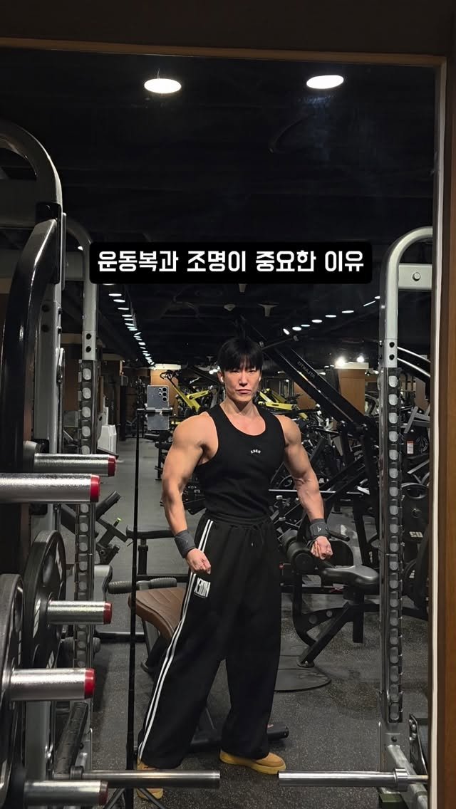 classicbody_chong 게시물 이미지: 핏 좋은 운동복을 입으면

쉐입이 달라져버림...

거기다 조명까지 받으면 몸이 더...