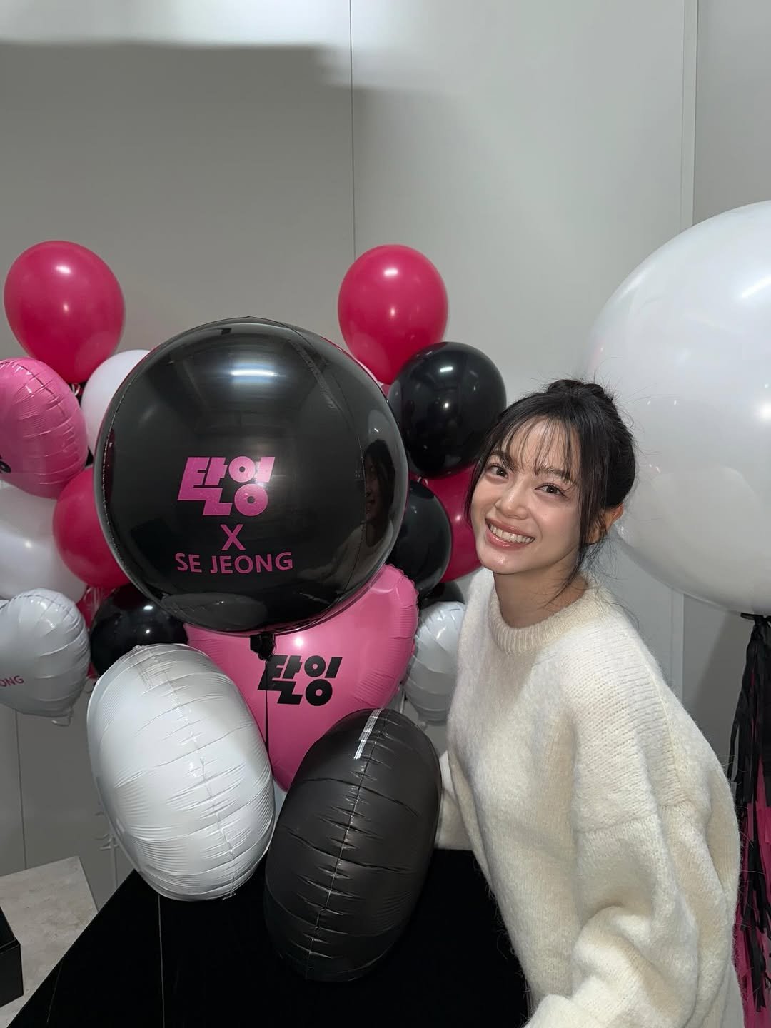 Photo shared by 김세정 on January 04, 2026 tagging @taling_official. May be an image of balloon, prairie gentian, baby's-breath and text that says '탁영 7· HO 깃잉 ZO'.