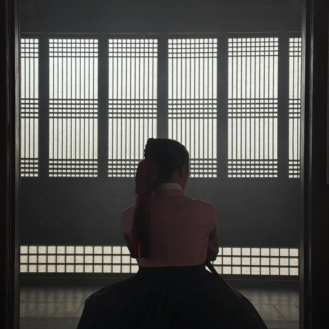 Photo by 김세정 on November 27, 2025. May be an image of Gyeongbokgung Palace, hallway and text.