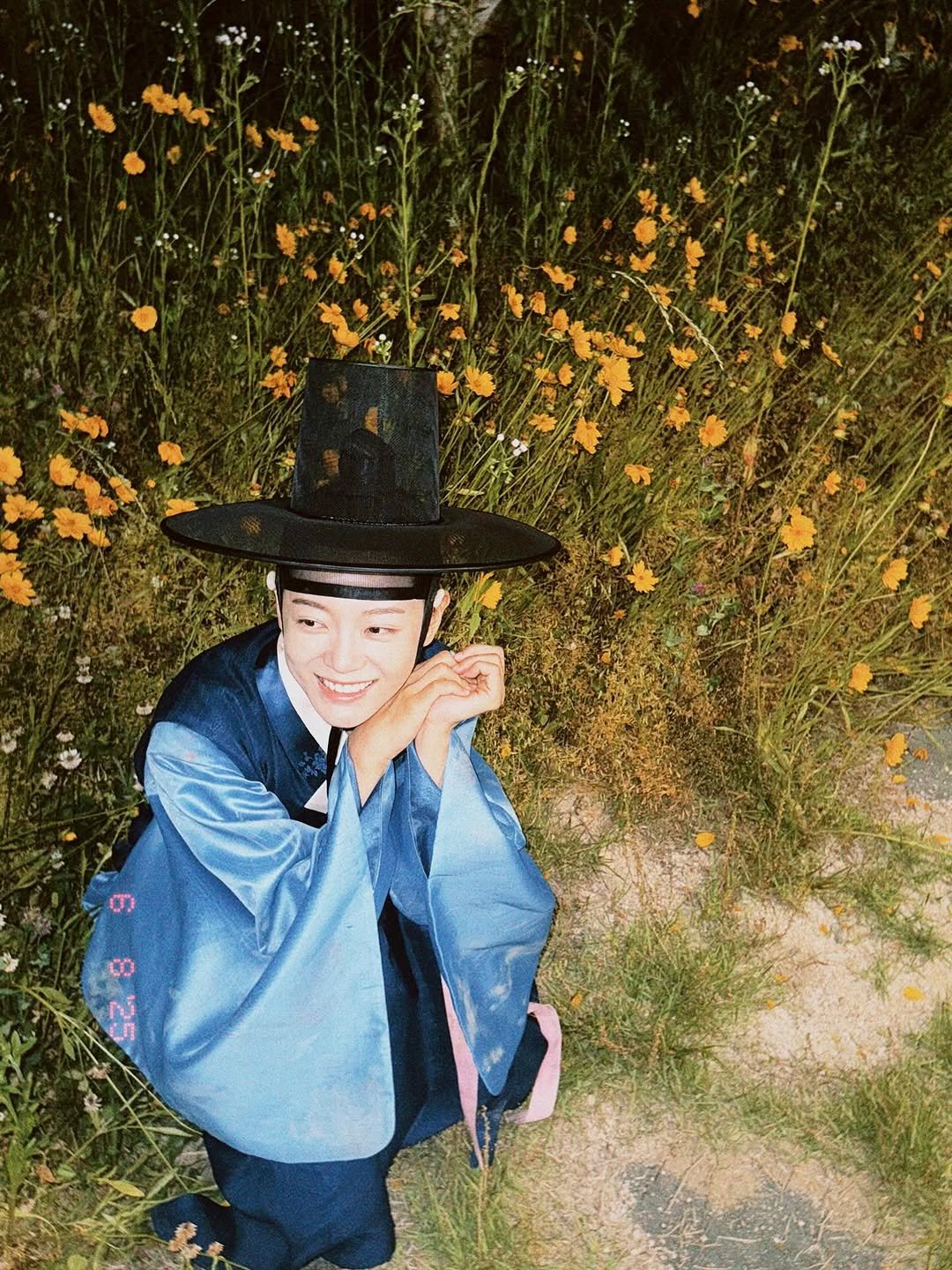 Photo by 김세정 on November 26, 2025. May be an image of child, cloak, raincoat, costume, scarecrow and text.