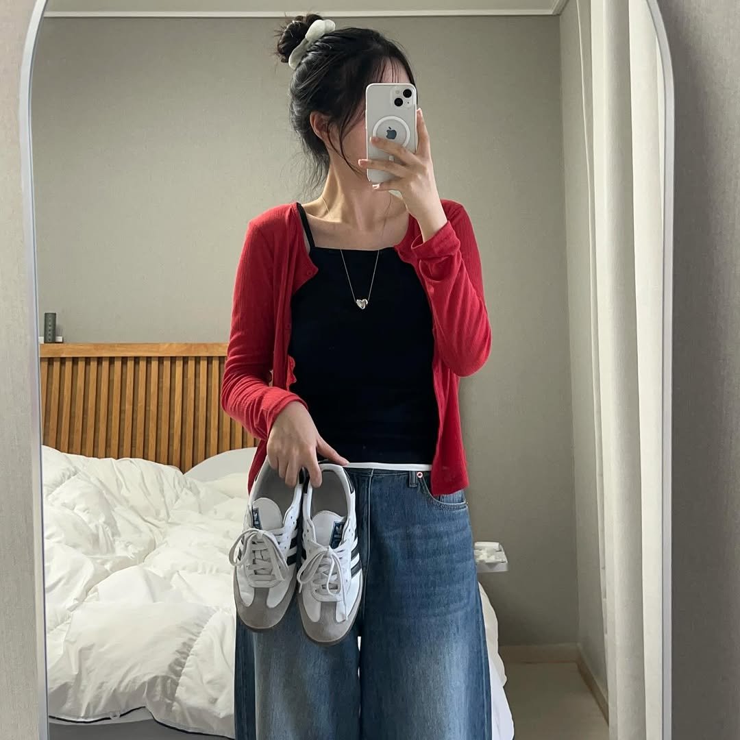 Photo by 🤢 와사비콩 데일리룩 on August 26, 2025. May be an image of 1 person, cardigan, sweatpants and text.