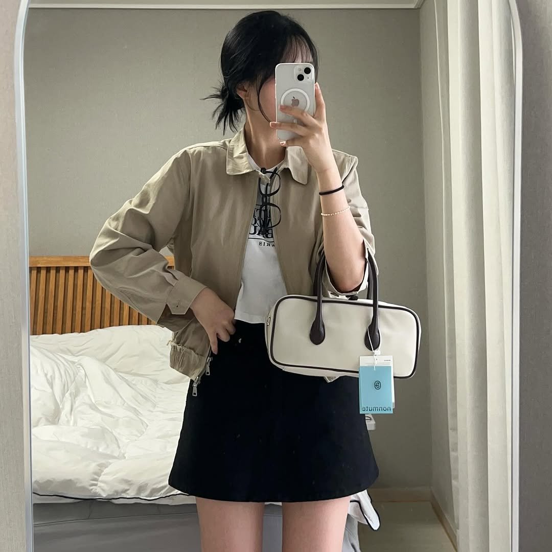 Photo by 🤢 와사비콩 데일리룩 on August 26, 2025. May be an image of 1 person, top, purse, coat, miniskirt and text.
