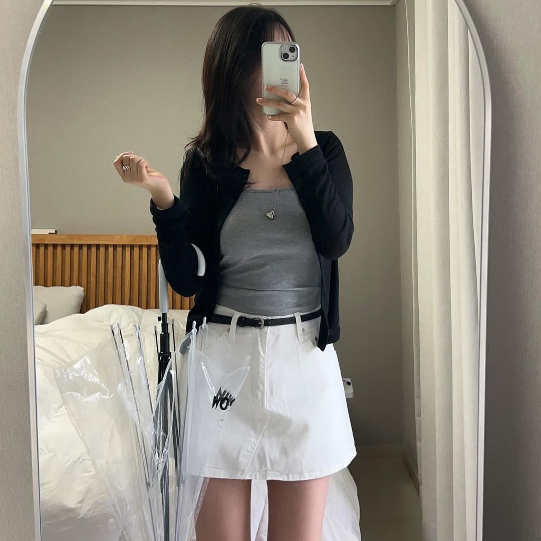 Photo shared by 🤢 와사비콩 데일리룩 on August 04, 2025 tagging @j_tamtam, and @ritzyseoul. May be an image of 1 person, skirt, top, turtleneck, miniskirt and text.