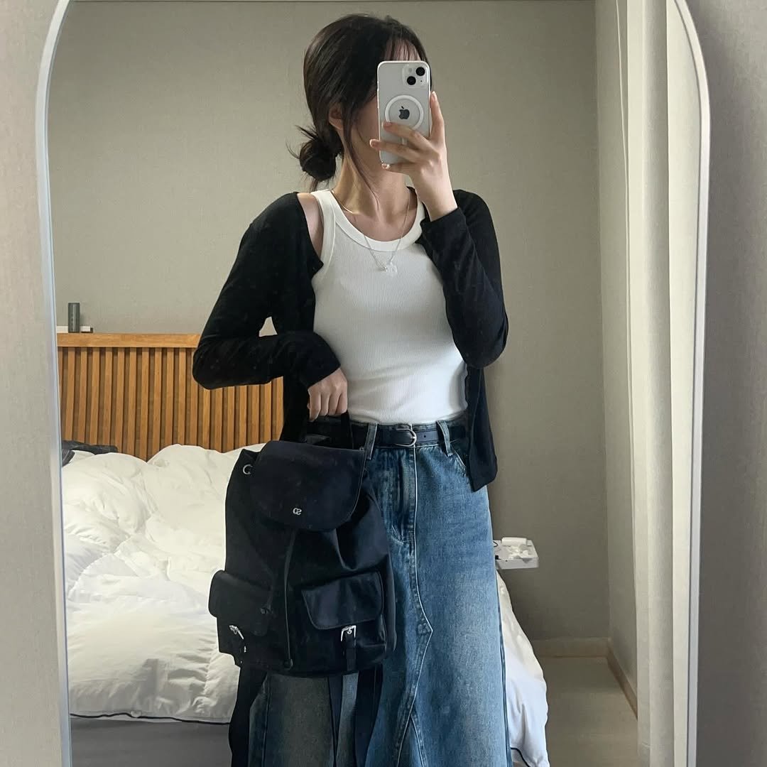 Photo by 🤢 와사비콩 데일리룩 on August 26, 2025. May be an image of 1 person, sling and text.
