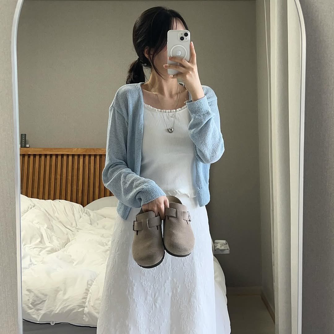 Photo by 🤢 와사비콩 데일리룩 on August 26, 2025. May be an image of 1 person, dress, boots and text.