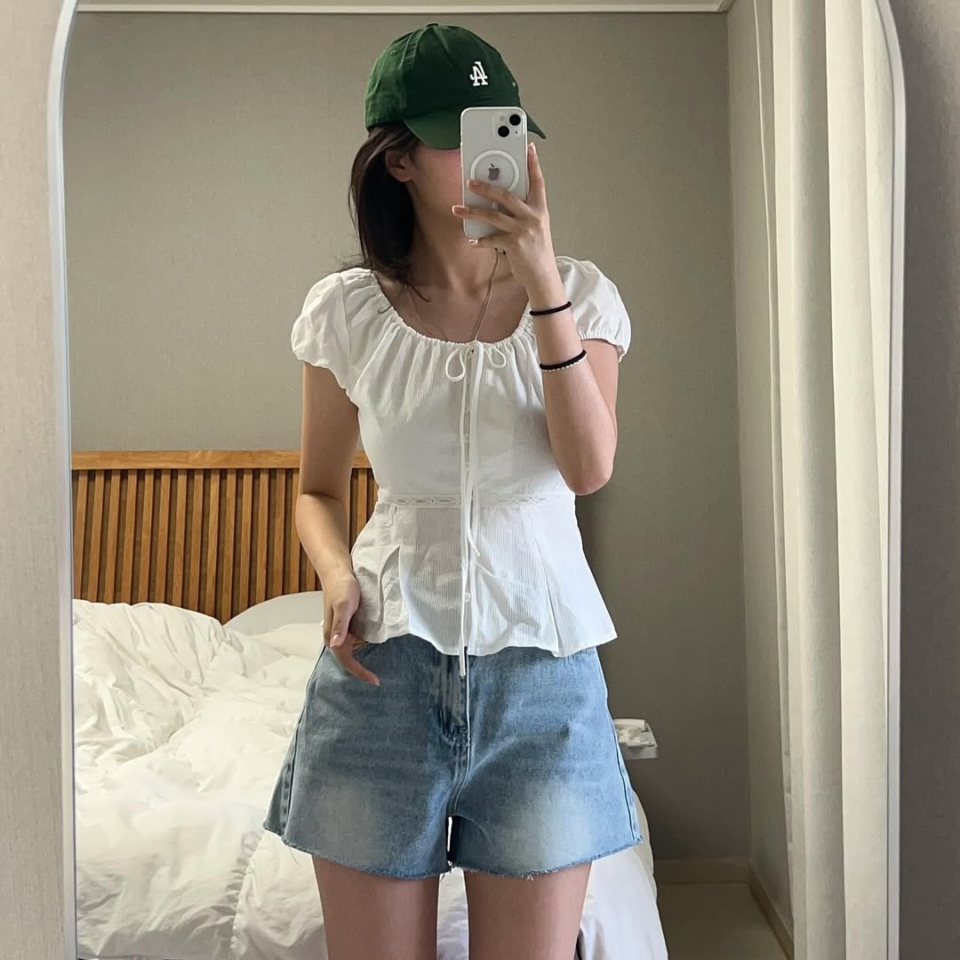 Photo by 🤢 와사비콩 데일리룩 on August 26, 2025. May be an image of 1 person, shorts, top and text.
