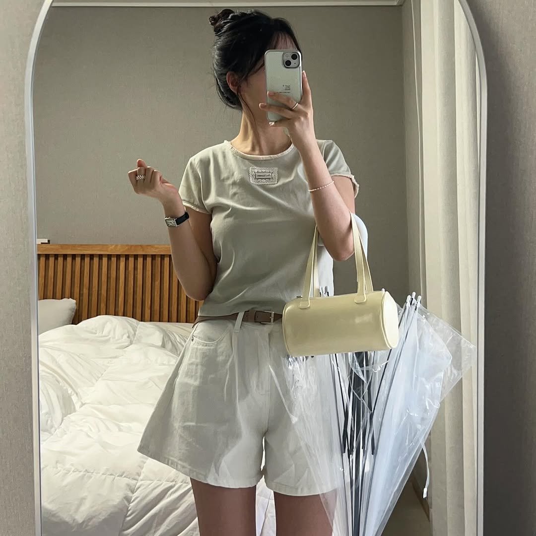 Photo shared by 🤢 와사비콩 데일리룩 on August 04, 2025 tagging @onyou.ri, @noirnine_london, and @ournostalgia.kr. May be an image of 1 person, shorts, top and text.