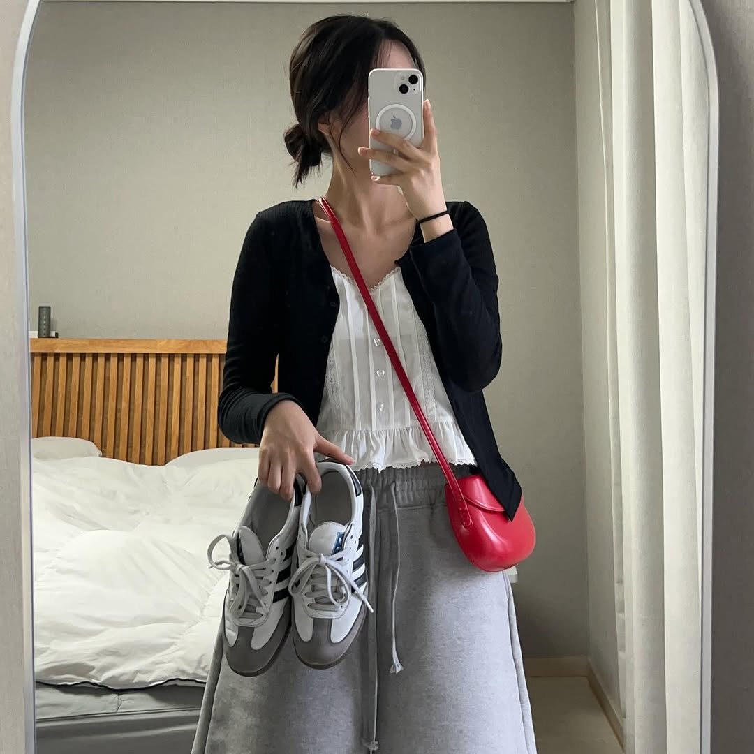 Photo by 🤢 와사비콩 데일리룩 on August 26, 2025. May be an image of 1 person, sweatpants, sneakers, drawstring, sweatsuit and text.