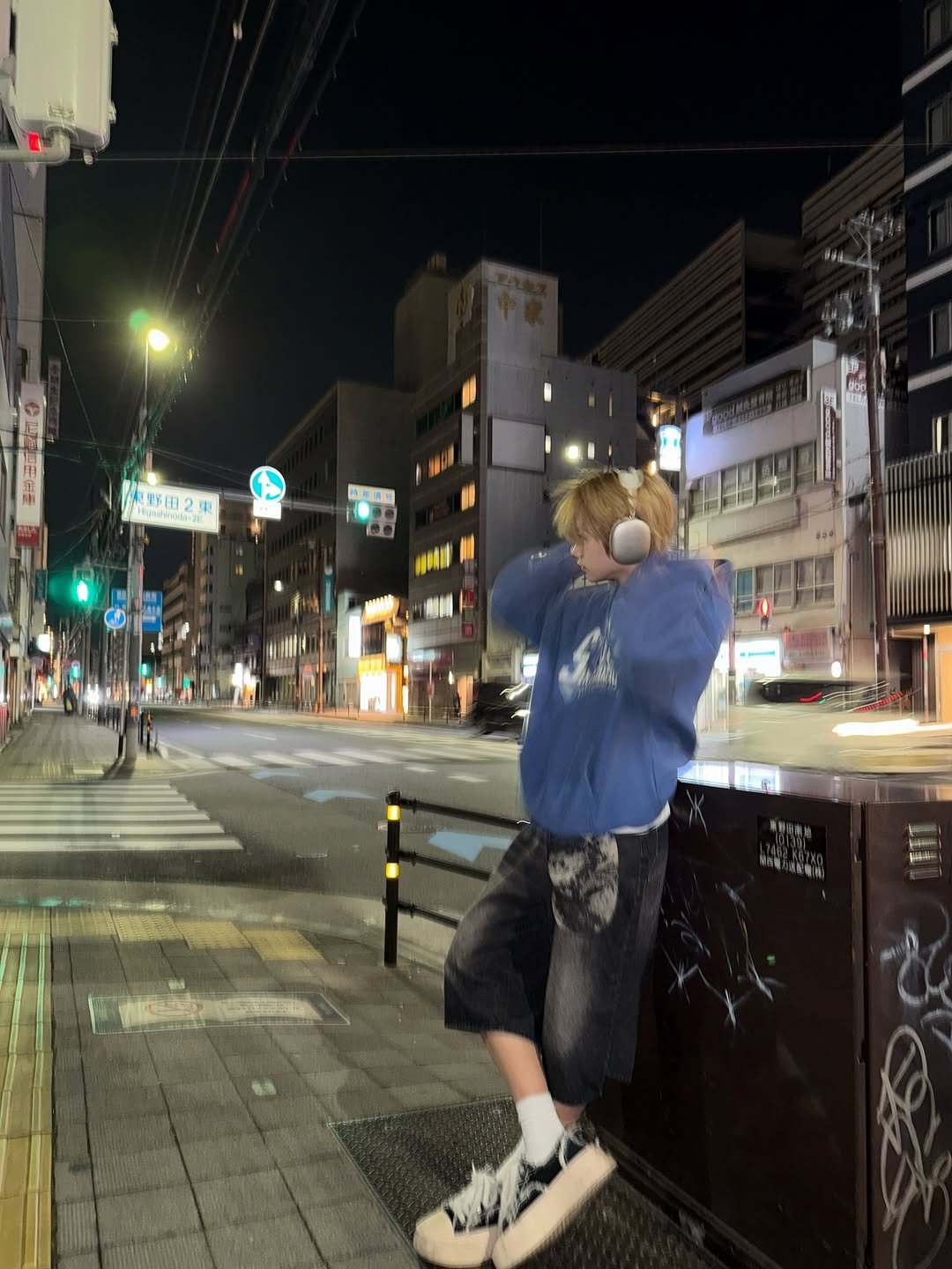 Photo by 𝘾𝙇𝙊𝙎𝙀 𝙔𝙊𝙐𝙍 𝙀𝙔𝙀𝙎 on March 21, 2026. May be an image of duffle coat, street and text.