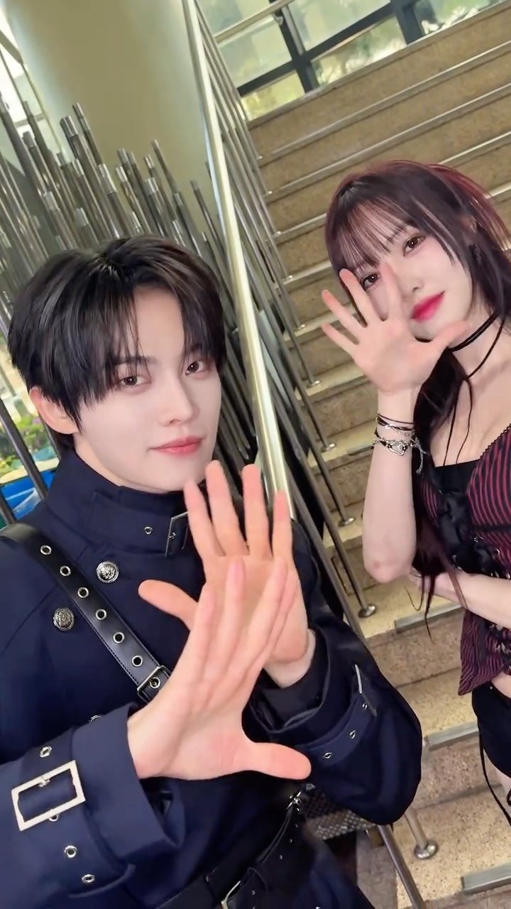 close.your.eyes.official 게시물 이미지: #유주 선배님과 1,2,3 POSE💥

#CLOSEYOUREYES #클로즈유어아이즈...