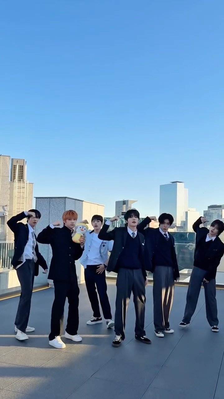 close.your.eyes.official 게시물 이미지: 교복 입고 1,2,3 & POSE✌️

#CLOSEYOUREYES #클로즈유어아이즈...