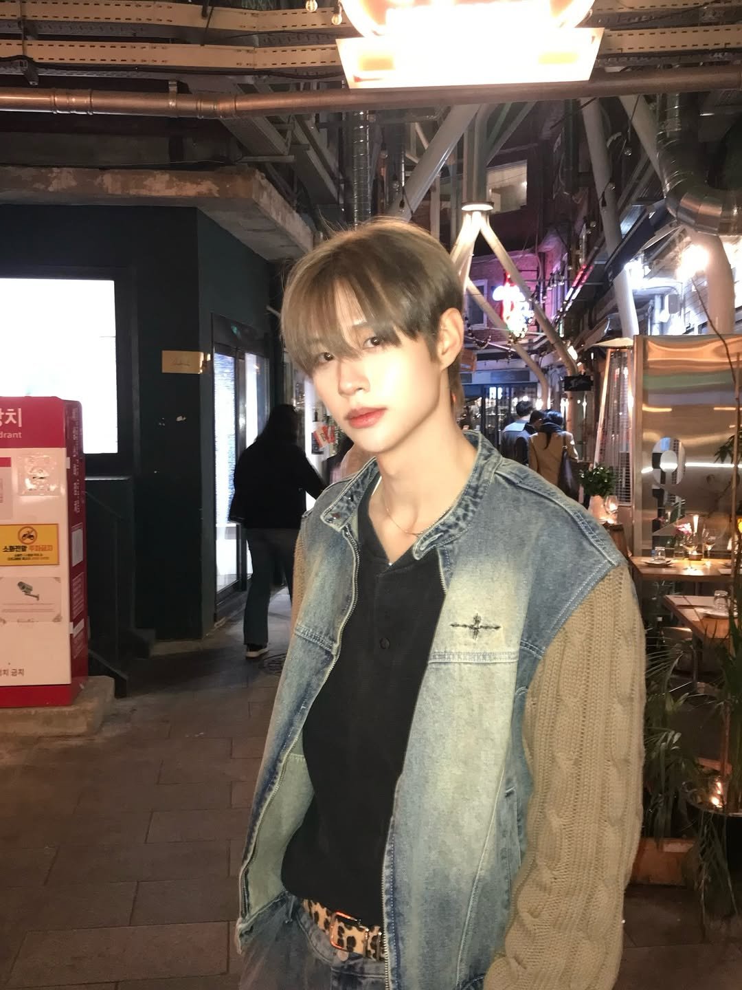 Photo by 𝘾𝙇𝙊𝙎𝙀 𝙔𝙊𝙐𝙍 𝙀𝙔𝙀𝙎 on February 28, 2026. May be an image of one or more people, hair, bolo tie and text that says '치 4 S 금지'.