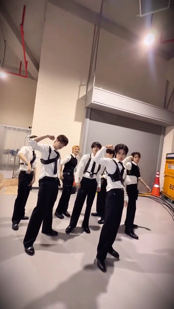 close.your.eyes.official 게시물 이미지: 서울가요대상 #POSE 🕶️

#CLOSEYOUREYES #CYE
#SMA #35thSMA