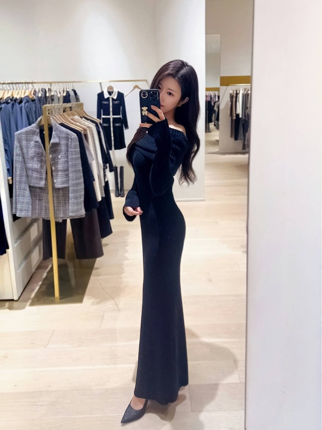 Photo by 아인 | 건강하게 아름다워지는 시간 [아인스타임]🍀 on September 21, 2025. May be an image of 1 person, dress and text.