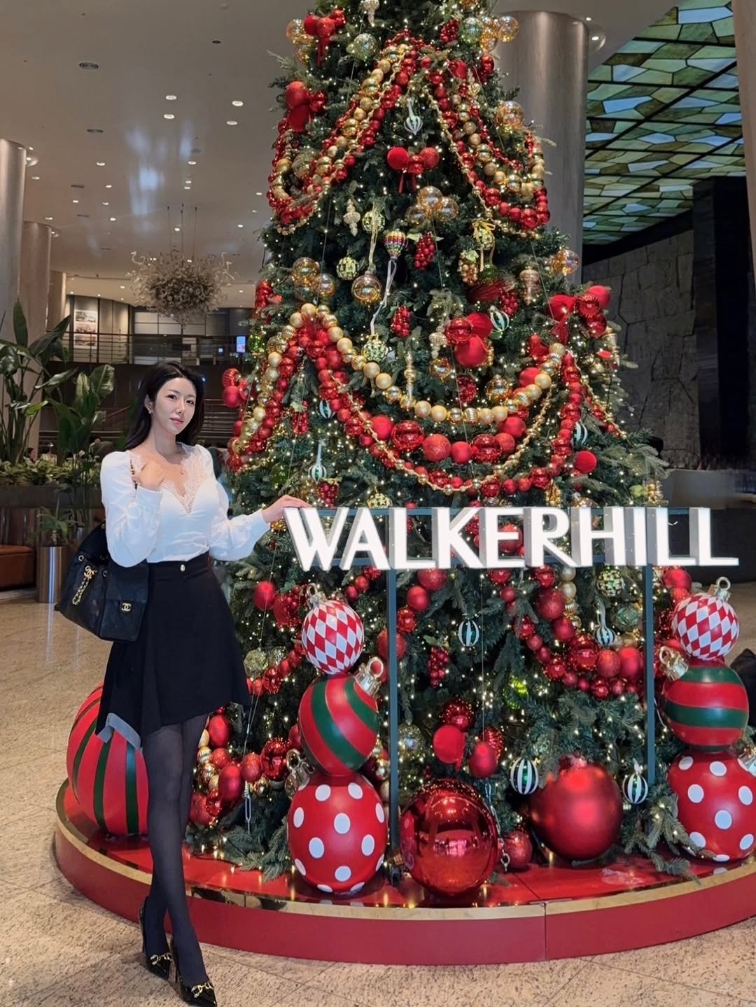 Photo by 아인 | 건강하게 아름다워지는 시간 [아인스타임]🍀 on December 27, 2025. May be an image of christmas tree, tinsel and text that says 'y WALKERHILL'.