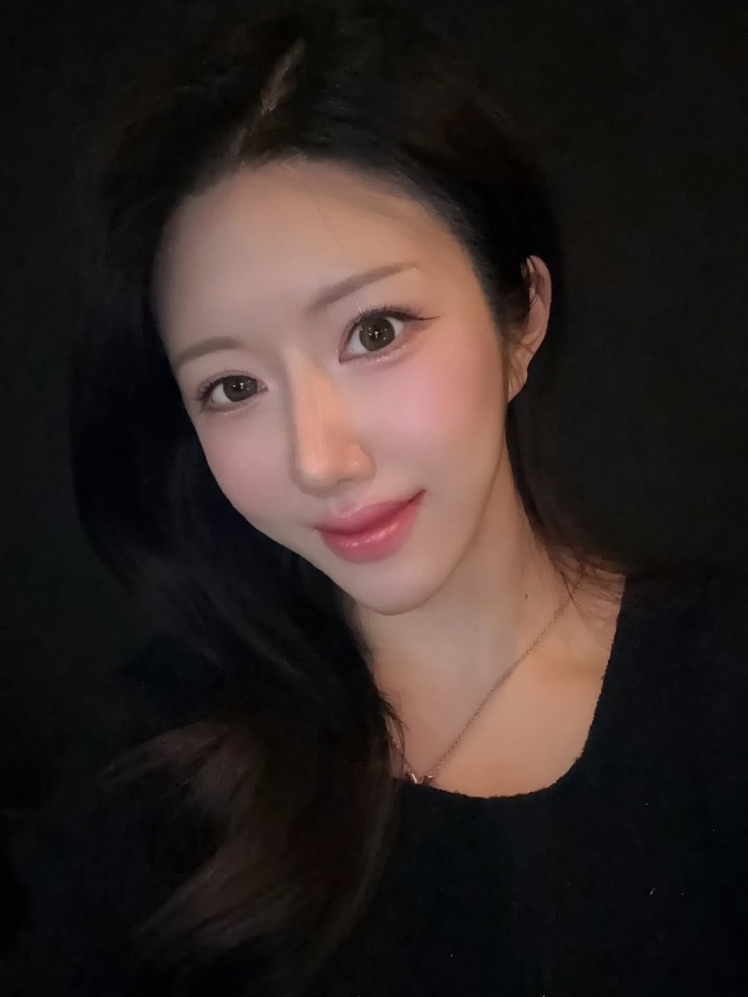 Photo by 아인 | 건강하게 아름다워지는 시간 [아인스타임]🍀 on February 01, 2026. May be a selfie of one or more people, makeup, lipstick, hair and text.