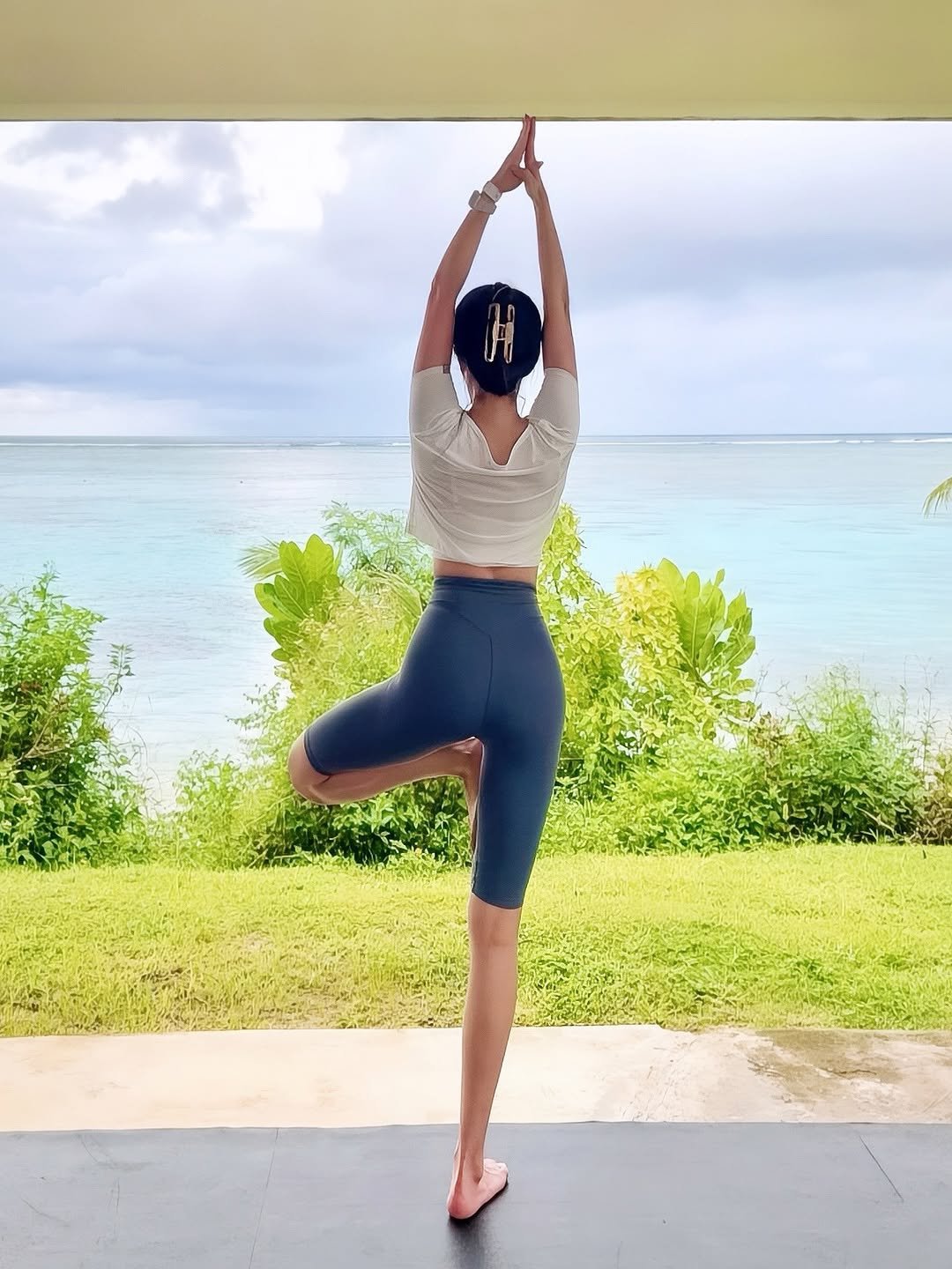 Photo shared by 아인 | 건강하게 아름다워지는 시간 [아인스타임]🍀 on October 24, 2025 tagging @phrkorea, and @picguam_korea. May be an image of yoga, standing, activewear, ocean and text.