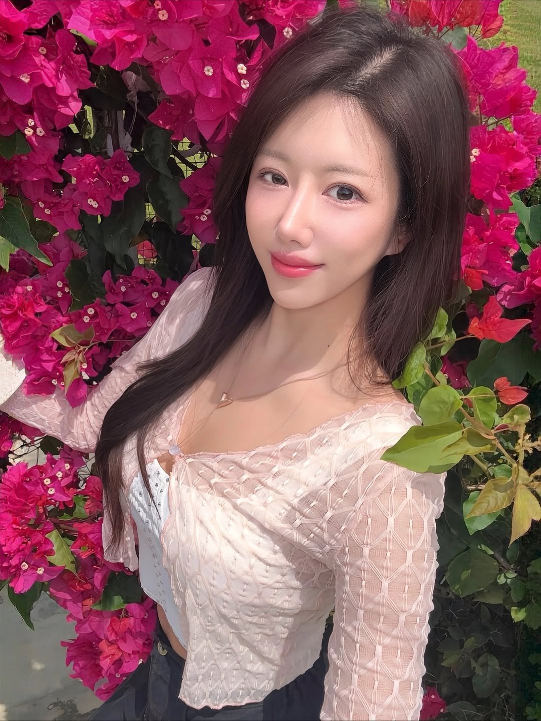 Photo by 아인 | 건강하게 아름다워지는 시간 [아인스타임]🍀 on November 12, 2025. May be an image of one or more people, hair, rose and text.