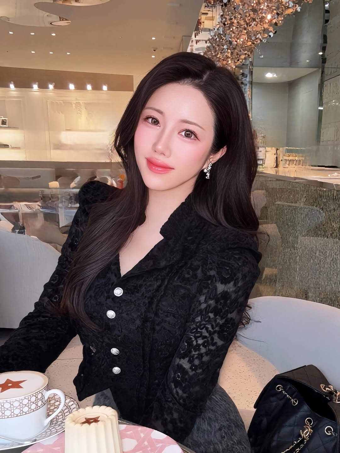 Photo by 아인 | 건강하게 아름다워지는 시간 [아인스타임]🍀 on January 17, 2026. May be an image of one or more people, hair, dessert and text.