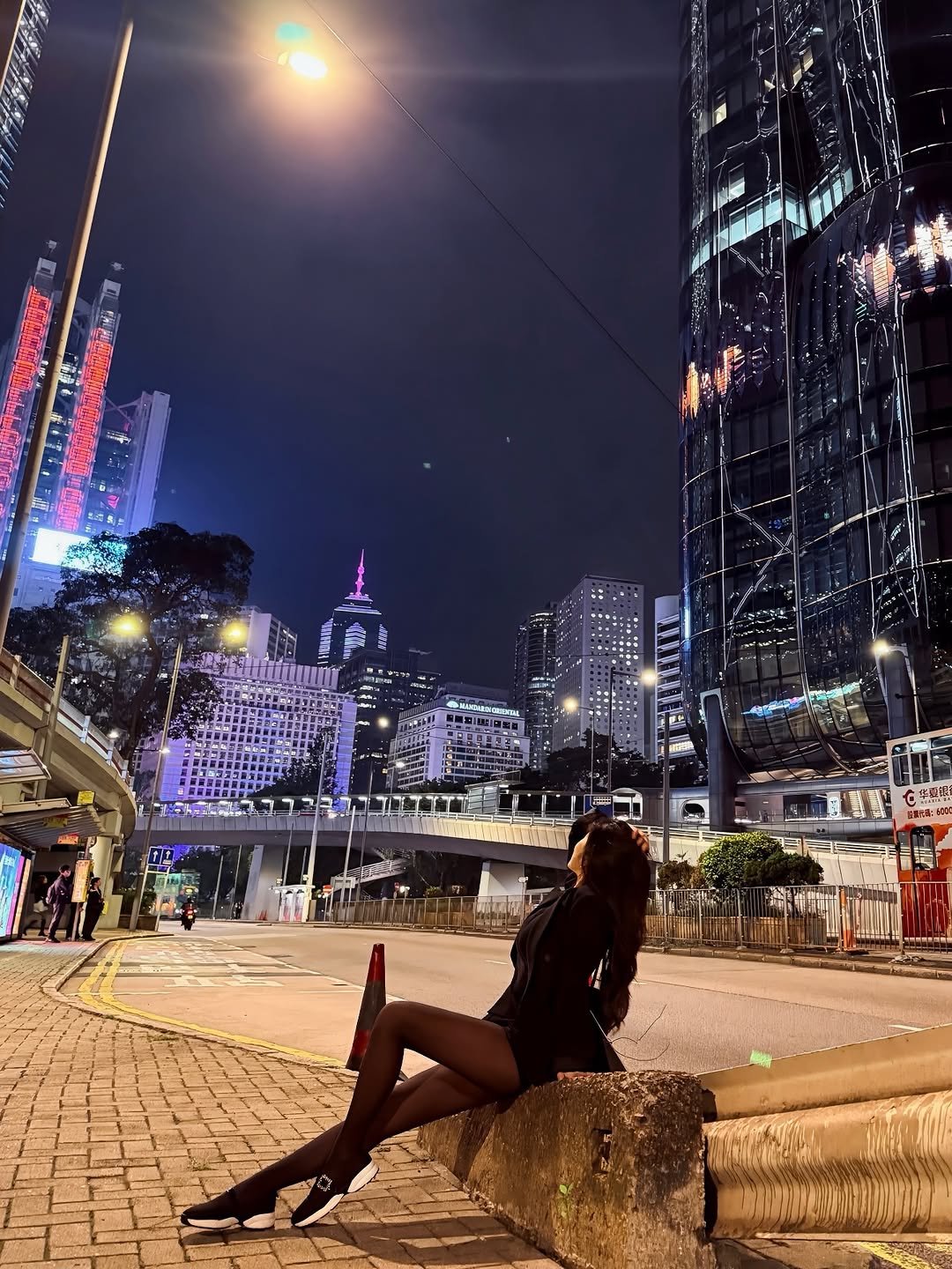 Photo by 아인 | 건강하게 아름다워지는 시간 [아인스타임]🍀 on December 24, 2025. May be an image of skyscraper, Victoria Peak, buildings, night, tower and text.