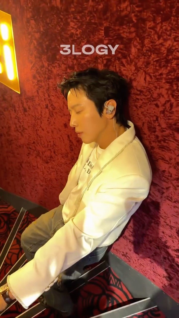 cnblue.official 게시물 이미지: À vos marques, prêts, partez!🇫🇷

#CNBLUE #씨엔블루 #3LOGY