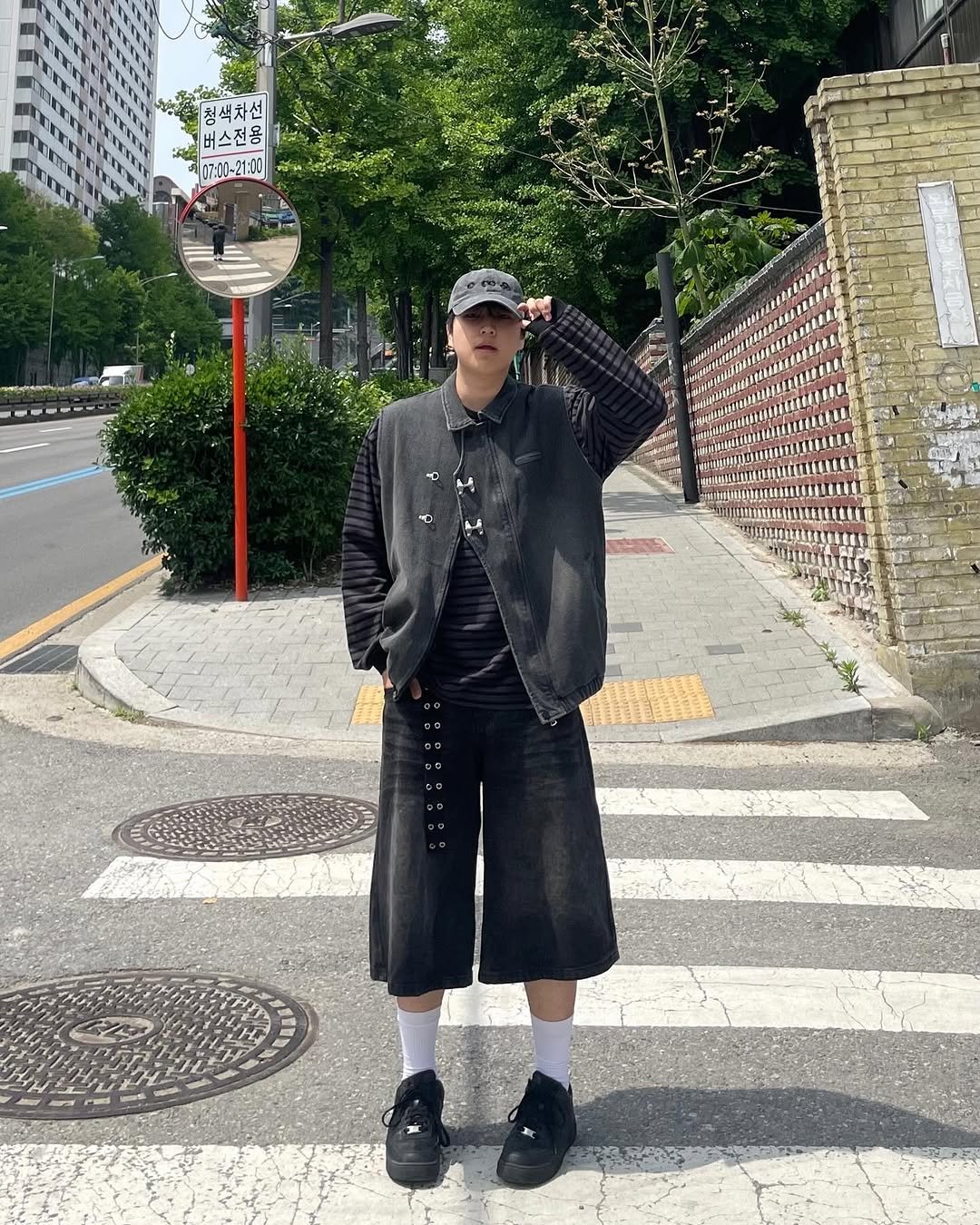 Photo shared by Ol정인 on May 19, 2025 tagging @mdbmdotcom. May be an image of beret, coat, manhole, bolo tie and kilt.