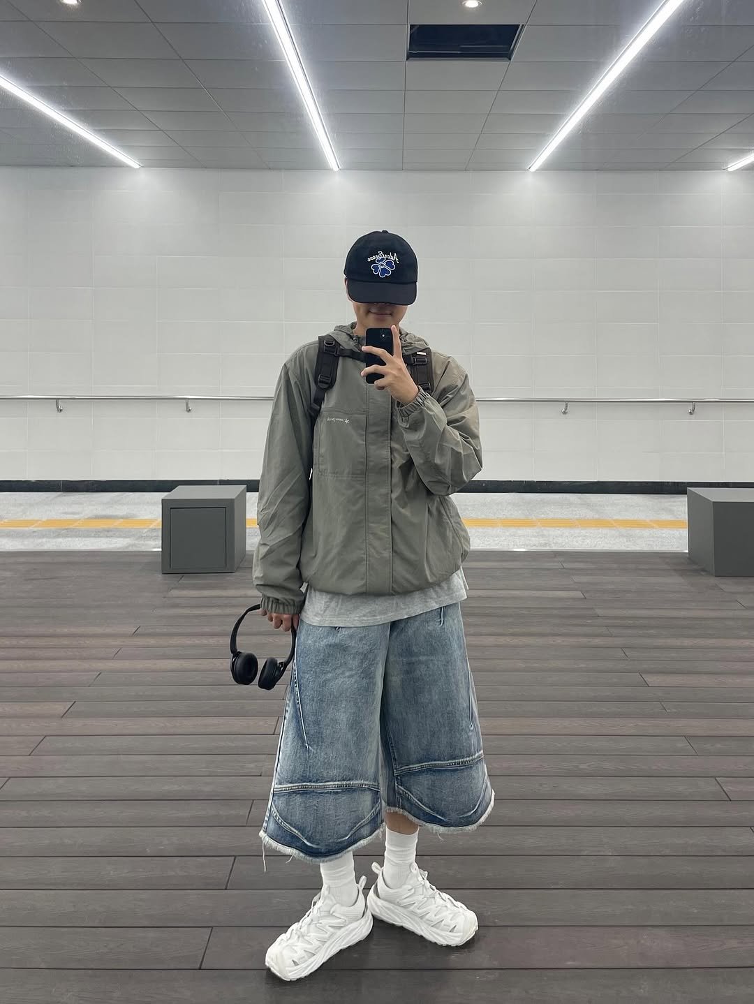 Photo shared by Ol정인 on September 13, 2025 tagging @snowpeak_outdoor. May be an image of 1 person, hat, duffle coat, jacket, parka, sweatpants and text.