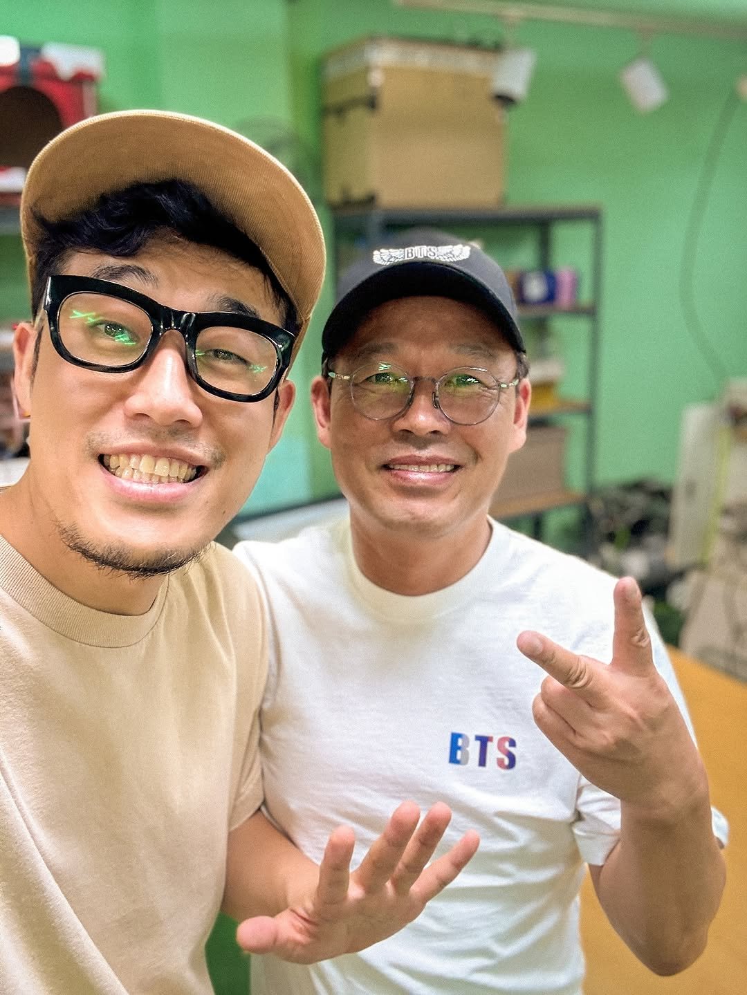 Photo by 제이콥 | 나다움 이니시에이터 on October 11, 2025. May be an image of one or more people, eyeglasses, top, pie and text.