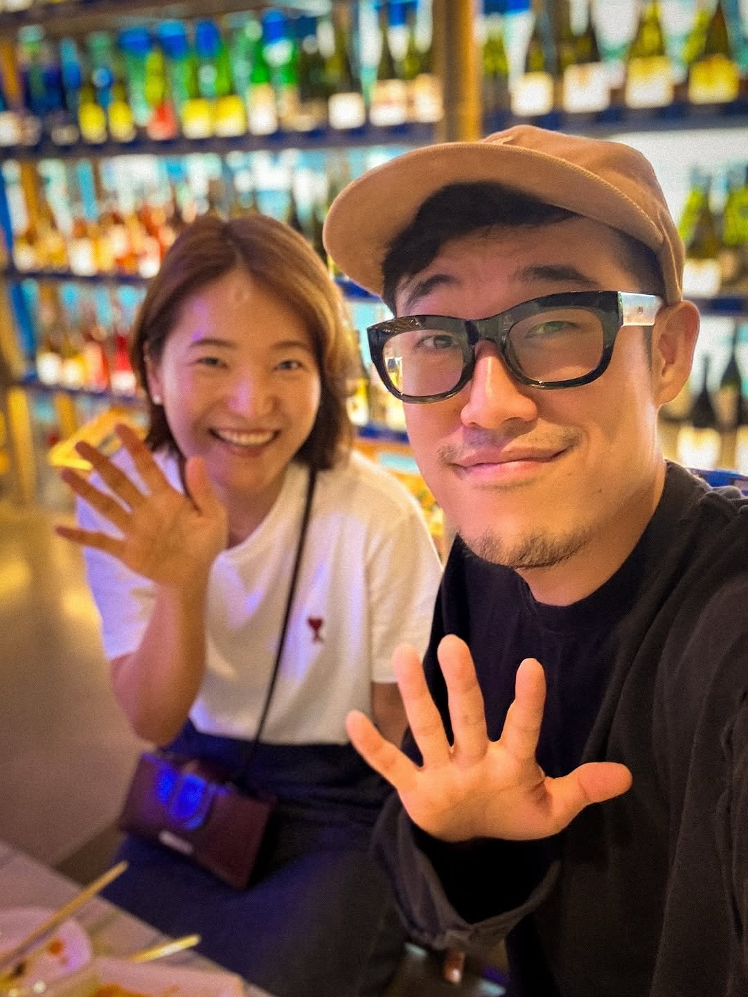 Photo by 제이콥 | 나다움 브랜딩 이니시에이터 in 탭샵바 합정점 with @mukjoa.mom. May be an image of 2 people, alcohol and text.