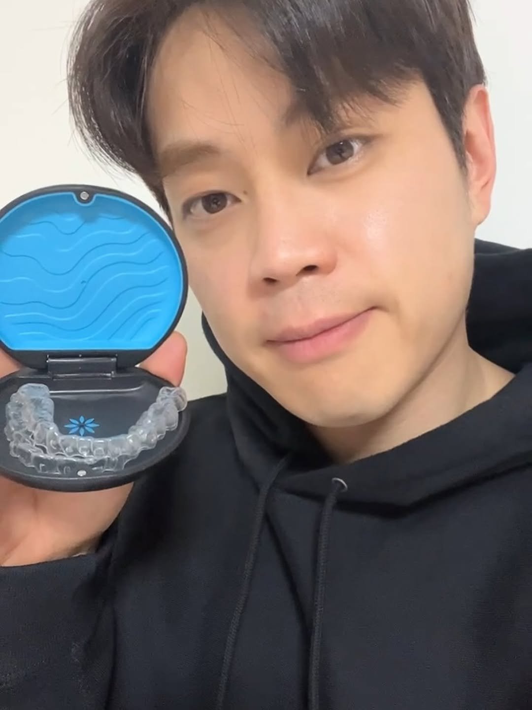 Photo shared by 콜라오빠콜라형 on April 02, 2026 tagging @invisalign_kr. May be an image of dental floss and text.