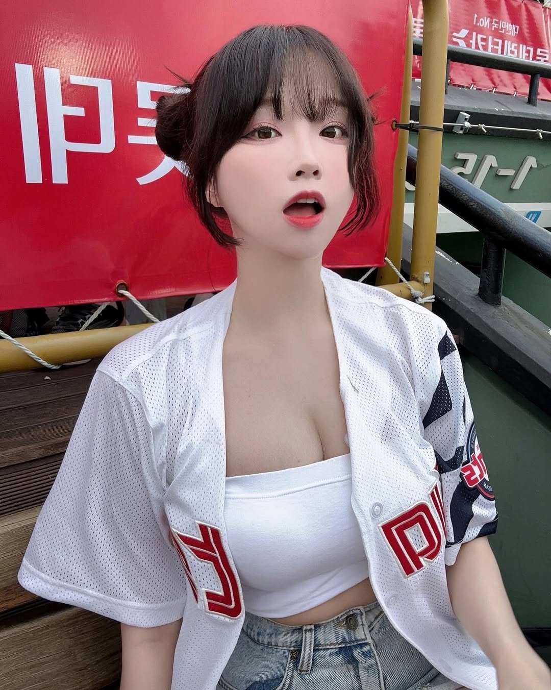 coco20002 게시물 이미지: 야구 보는거 재밌어요 ! ⚾️ 특정 팬은 아니에요 옷이 이뻐서 입었다는