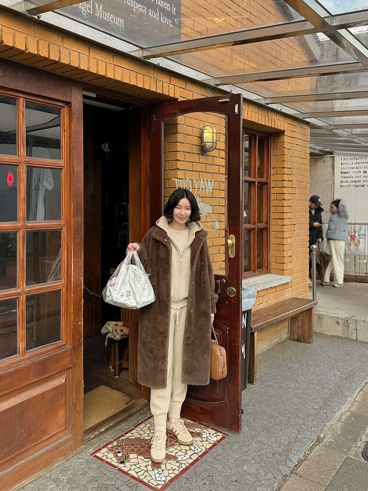 Photo by 코코블랙  권영주 on November 09, 2025. May be an image of duffle coat, overcoat, sable coat, goosedown coat, parka and text.