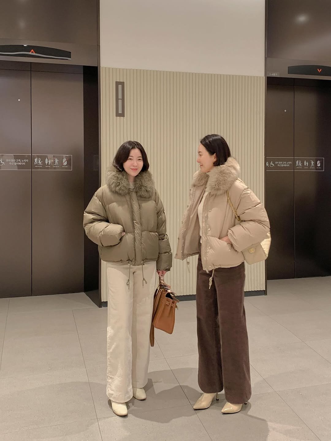 Photo by 코코블랙  권영주 on November 10, 2025. May be an image of duffle coat, overcoat, sable coat, goosedown coat, jacket, parka and text.