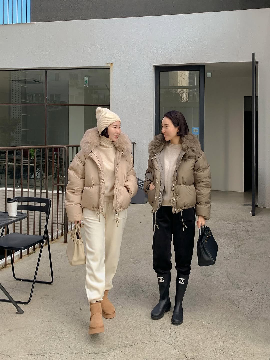 Photo by 코코블랙  권영주 on November 10, 2025. May be an image of one or more people, sable coat, goosedown coat, duffle coat, overcoat, fleece, turtleneck, parka and text.